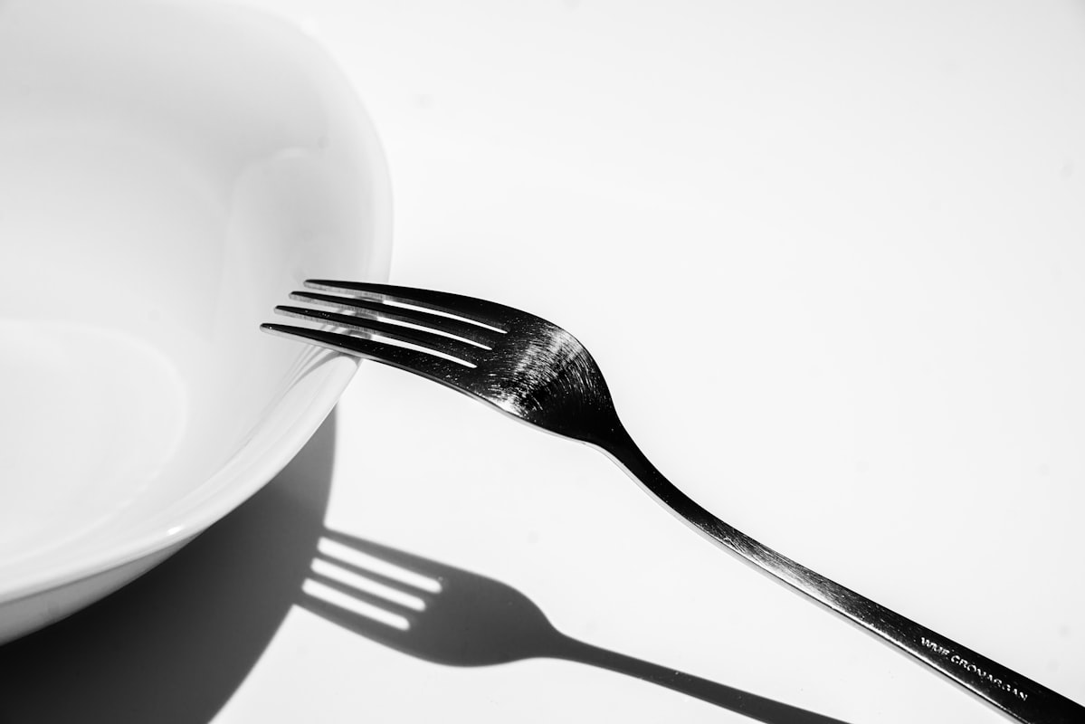 Porzioni corrette di cibo bilanciato su un piatto