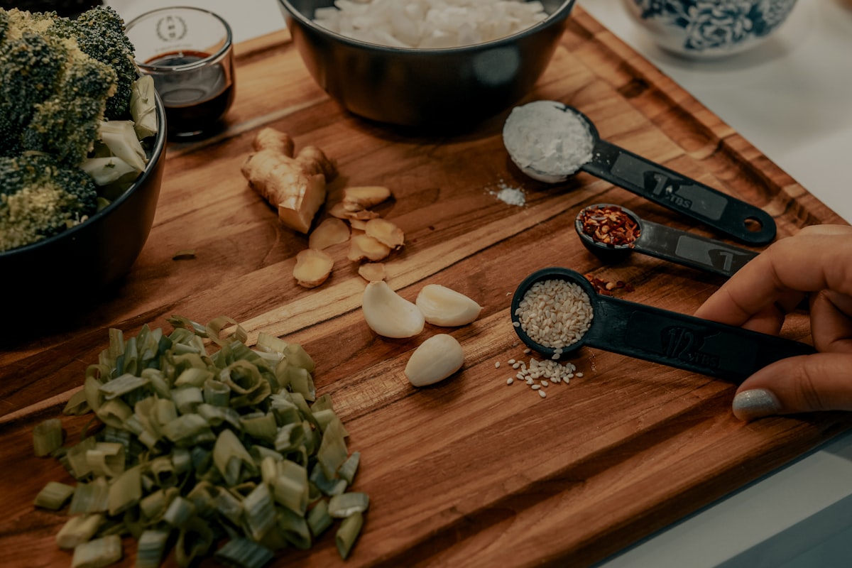 Pranzo leggero con pollo e insalata